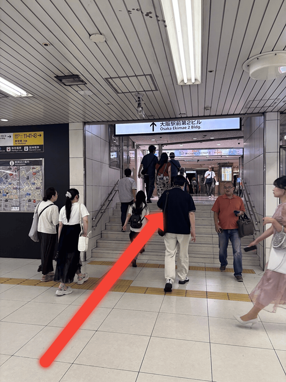 東口改札を出て正面の「大阪駅前第2ビル」に入ってください。